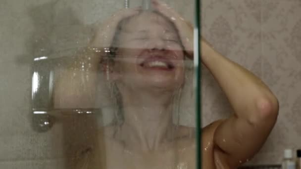 Vakker kvinne i dusjen . – stockvideo