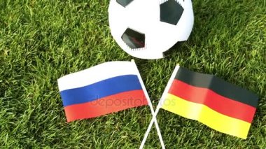 Futbol topu ve Rusya ve Almanya bayrakları. Futbol, Dünya Şampiyonası.