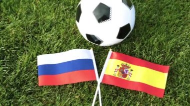Futbol topu ve bayrakları Rusya ve İspanya. Futbol, Dünya Kupası 2018.