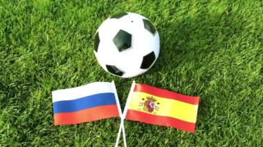 Futbol topu ve bayrakları Rusya ve İspanya. Futbol, Dünya Kupası.