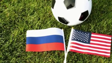 Futbol topu ve Rusya ve ABD bayrakları. Futbol, top çim, Dünya Kupası.