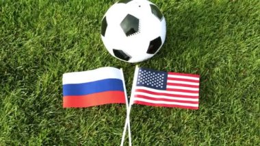 Futbol topu ve Rusya ve ABD bayrakları. Futbol, top çim, Dünya Kupası.