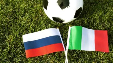 Futbol topu ve bayrakları Rusya ve İtalya. Futbol, top çim, Dünya Kupası.