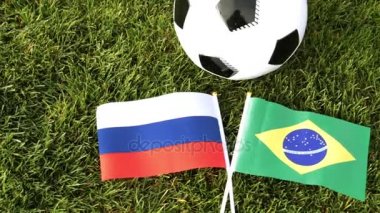 Futbol topu ve bayraklar, Rusya ve Brezilya. Futbol, top çim, Dünya Kupası.
