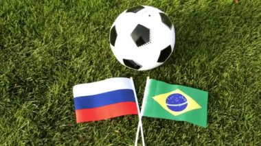 Futbol topu ve bayraklar, Rusya ve Brezilya. Futbol, top çim, Dünya Kupası.