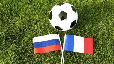 Futbol topu ve bayraklar, Rusya ve Fransa. Futbol, top çim, Dünya Kupası.