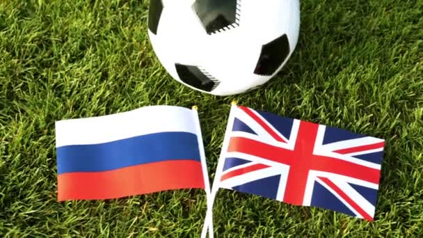 Fußball und Fahnen Russlands und des vereinigten Königreichs. Fußball, Ball auf dem Rasen, WM. — Stockvideo