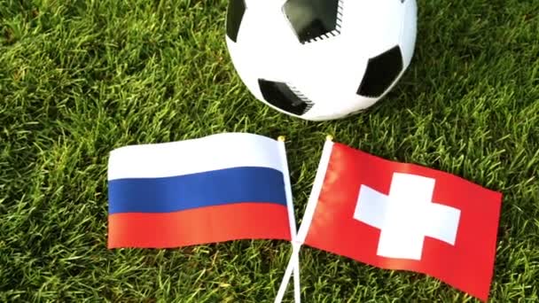 Fussball und Fahnen von Russland und der Schweiz. Fußball, Ball auf dem Rasen, WM. — Stockvideo