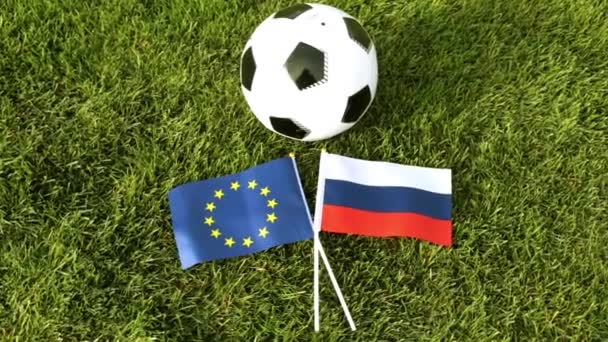 Voetbal en de lijst van vlaggen van Rusland en de Europese Unie. Voetbal, bal op het gras, World Cup. — Stockvideo