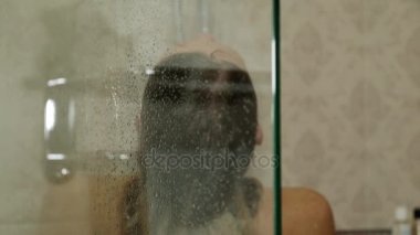 Genç güzel kadın duşta.