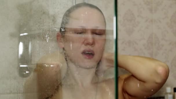 Ung vacker kvinna i duschen. — Stockvideo