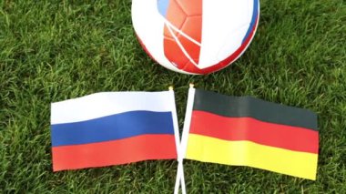 Futbol topu ve Rusya ve Almanya bayrakları. Futbol, Dünya Şampiyonası.