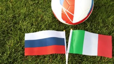 Futbol topu ve bayrakları Rusya ve İtalya. Futbol, top çim, Dünya Kupası.