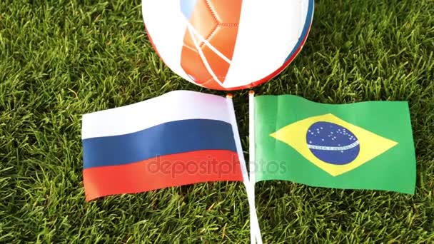 Fußball und Fahnen von Russland und Brasilien. Fußball, Ball auf dem Rasen, WM. — Stockvideo