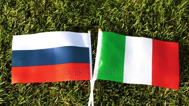 Russische en Italiaanse vlag op het gras — Stockvideo