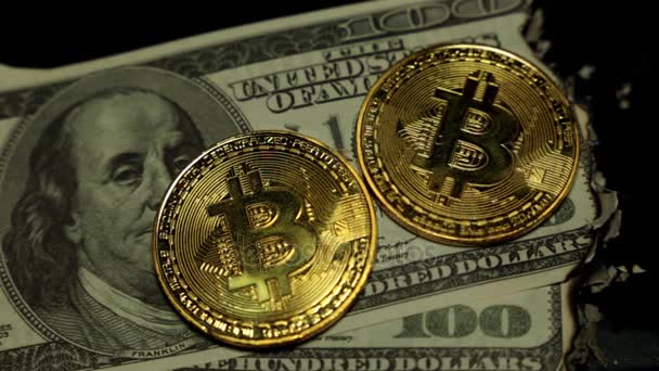 Schwelende Dollars und Bitcoin. — Stockvideo