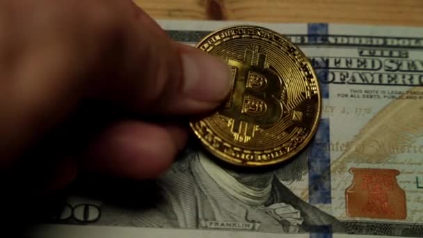 Moeda bitcoin e dólares . — Vídeo de Stock
