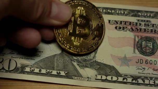 50 dólares americanos e bitcoin moeda . — Vídeo de Stock