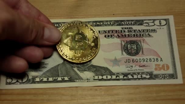 50 Amerikaanse Dollars en munt bitcoin. — Stockvideo