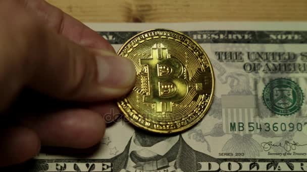 Bitcoins e dólar. Dólar dos Estados Unidos e moeda bitcoin . — Vídeo de Stock