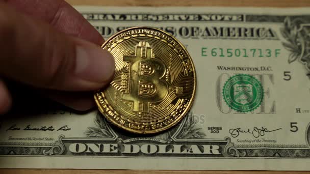 Bitcoins e dólar. Dólar dos Estados Unidos e moeda bitcoin . — Vídeo de Stock