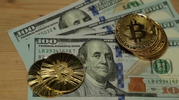 Bitcoins e dólar. Dólar dos Estados Unidos e moeda bitcoin . — Vídeo de Stock