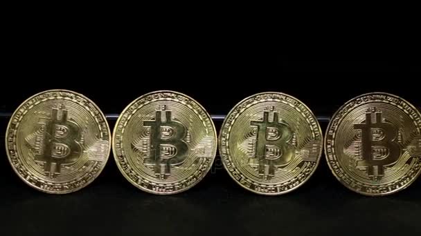 Mince bitcoiny na černém pozadí. — Stock video