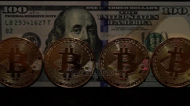 Monete d'oro bitcoin sullo sfondo di dollari . — Video Stock