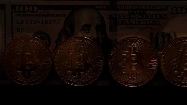 ドルの背景に bitcoins を金貨します。. — ストック動画