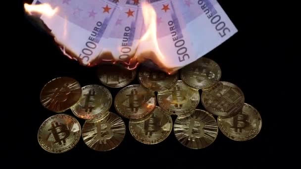 Brennende europäische Währung und Bitcoin-Münzen. — Stockvideo