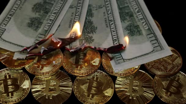 Καύση bitcoin δολάρια και νομίσματα. — Αρχείο Βίντεο