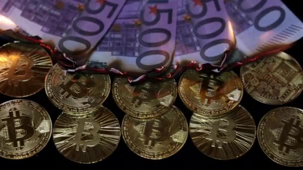 Eurosedlar brinner. Guldmynt bitcoins. — Stockvideo