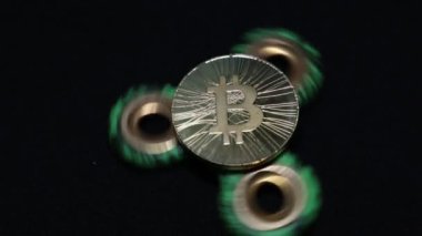 Jeton bitcoin ve oyuncak spinner.