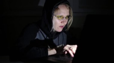 Dizüstü bilgisayar ile kadın hacker.