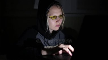 Dizüstü bilgisayar ile kadın hacker. Hacker saldırı, virüs.