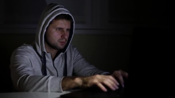 Un hacker masculino con un portátil . — Vídeo de stock