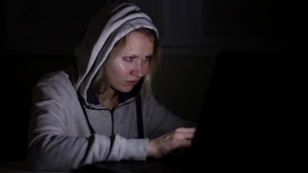 Dizüstü bilgisayar ile kadın hacker. — Stok video