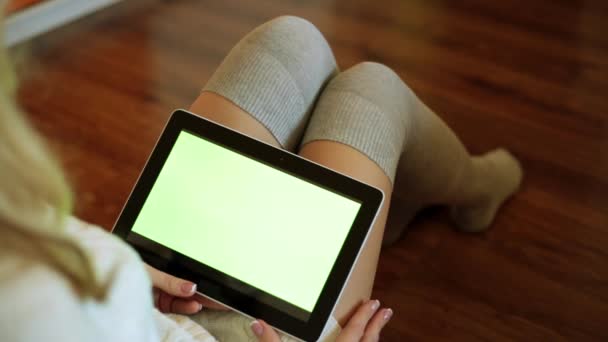 Woman and a tablet computer with a green screen. — Stock Video