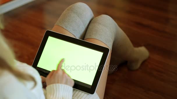 Sexy woman holding a tablet with a green display. — Stock Video