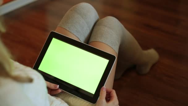 Сексуальная женщина держит планшет с зеленым дисплеем . — стоковое видео