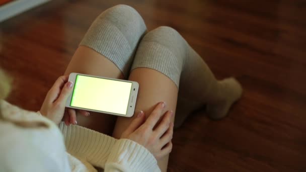 Vrouw en smartphone met een groen scherm. — Stockvideo
