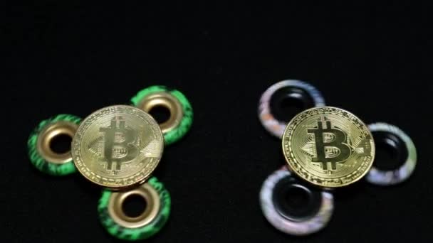 Moneda bitcoin en el hilado de juguete spinner . — Vídeos de Stock