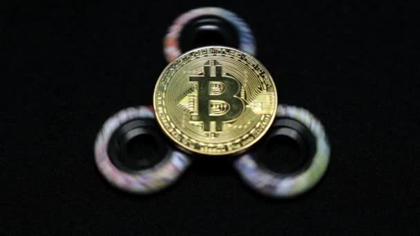 Speelgoed spiner en munt bitcoin. — Stockvideo