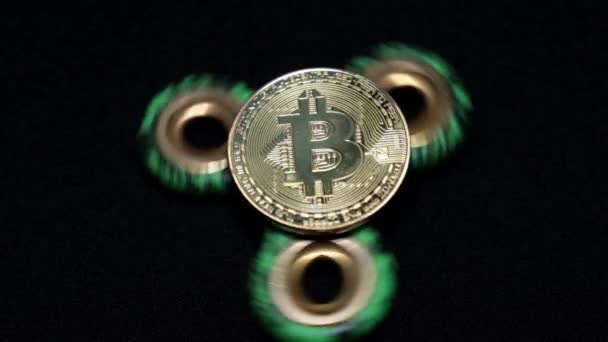 Roterande leksak spiner och guldmynt bitcoin. — Stockvideo