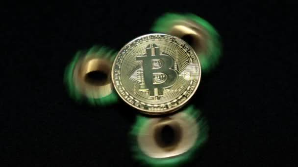 Juguete spiner y moneda bitcoin . — Vídeo de stock