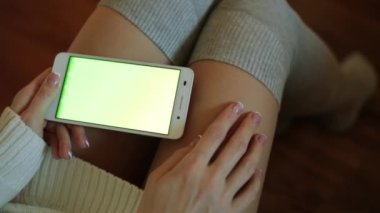 Bir akıllı telefon içeriğiniz için yeşil bir ekran ile.