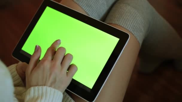 A woman is holding a tablet with a green display. — Stock Video