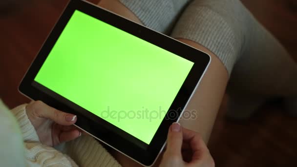 Un computer tablet con uno schermo verde per il contenuto . — Video Stock