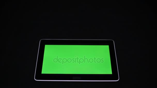 Bir tablet yeşil bir ekran ve bir sağlık stetoskop ile. Tablet bilgisayar ve phonendoscope. — Stok video