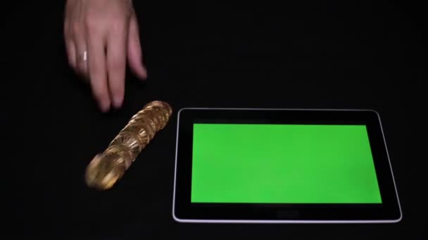 Планшетний комп'ютер і золоті монети bitcoins. Табличка з зеленим екраном, bitcoins. — стокове відео
